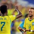 Pemain Timnas Brasil V Junior bersama Neymar merayakan keberhasilan mereka melaju ke babak 32 besar Piala Dunia 2026 setelah menang telak 3-0 dari Skotlandia. FOTO: reuters