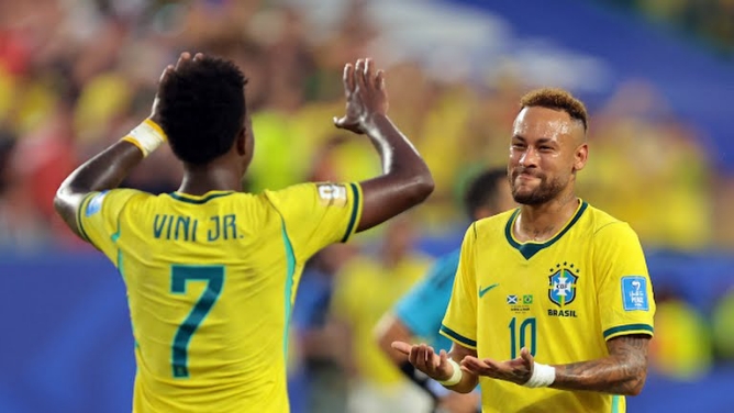 Pemain Timnas Brasil V Junior bersama Neymar merayakan keberhasilan mereka melaju ke babak 32 besar Piala Dunia 2026 setelah menang telak 3-0 dari Skotlandia. FOTO: reuters