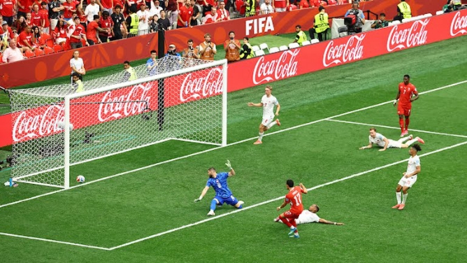 Pemain Timnas Swiss saat membobol gawang Kanada dalam laga terakhir penyisihan Grup B Piala Dunia 2026, Kamis (25/6/2026). Foto: Reuters