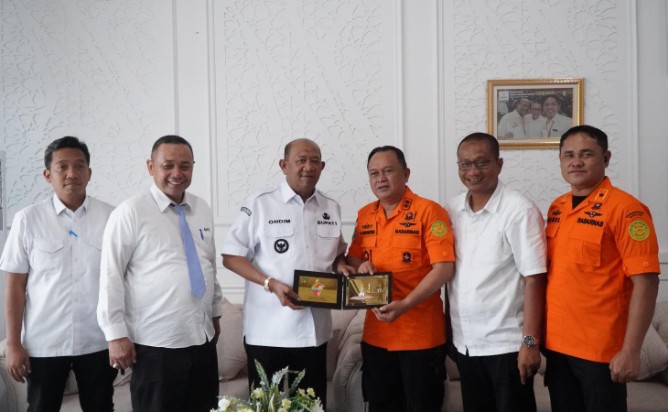 Bupati Langkat Syah Afandin menerima Piagam Penghargaan dari Badan Nasional Pencarian dan Pertolongan (Basarnas) atas dedikasi dan kontribusinya dalam penanganan bencana hidrometeorologi yang melanda Kabupaten Langkat pada akhir tahun 2025.