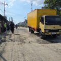 Gubernur Sumatera Utara, Muhammad Bobby Afif Nasution, memastikan penanganan jalan rusak sepanjang sekitar 10 kilometer di Kecamatan Galang, Kabupaten Deli Serdang, dilakukan secara menyeluruh, termasuk perbaikan drainase dan penertiban kendaraan angkutan galian C yang diduga menjadi penyebab utama kerusakan jalan.