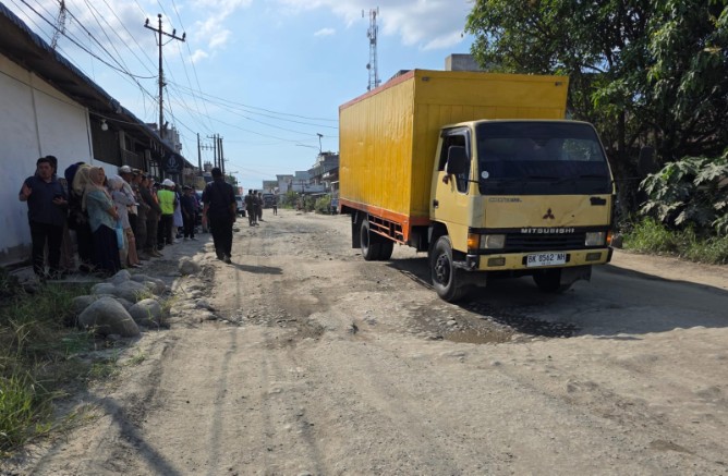 Gubernur Sumatera Utara, Muhammad Bobby Afif Nasution, memastikan penanganan jalan rusak sepanjang sekitar 10 kilometer di Kecamatan Galang, Kabupaten Deli Serdang, dilakukan secara menyeluruh, termasuk perbaikan drainase dan penertiban kendaraan angkutan galian C yang diduga menjadi penyebab utama kerusakan jalan.