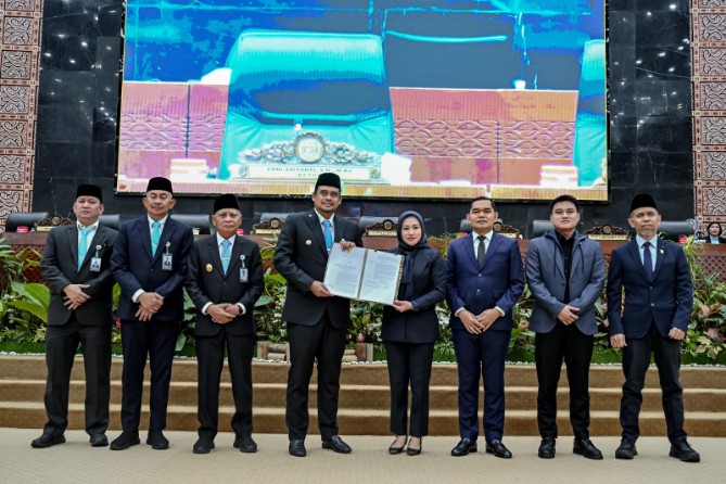 Rapat Paripurna Penyerahan Laporan Hasil Pemeriksaan (LHP) BPK RI atas LKPD Provinsi Sumut Tahun Anggaran 2025 di Gedung DPRD Sumut, Jalan Imam Bonjol, Medan, Kamis (25/6/2026).