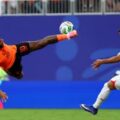 Pemain Belanda melepaskan tembakan akrobatik ke arah gawang Tunisia dalam laga terakhir penyisihan Grup F Piala Dunia, Jumat (26/6/2026). Dalam laga itu Belanda menang 3-1. Foto: Reuters