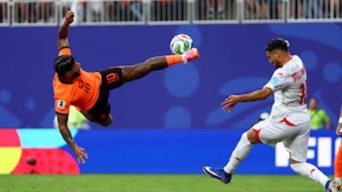 Pemain Belanda melepaskan tembakan akrobatik ke arah gawang Tunisia dalam laga terakhir penyisihan Grup F Piala Dunia, Jumat (26/6/2026). Dalam laga itu Belanda menang 3-1. Foto: Reuters