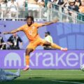 Pemain Pantai Gading melepaskan tembakan ke arah gawang Curacao dalam laga penyisihan grup E Piala Dunia. Dalam laga tersebut Pantai Gading menang 2-0. Foto: Reuters