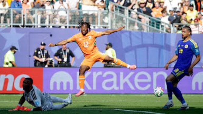 Pemain Pantai Gading melepaskan tembakan ke arah gawang Curacao dalam laga penyisihan grup E Piala Dunia. Dalam laga tersebut Pantai Gading menang 2-0. Foto: Reuters