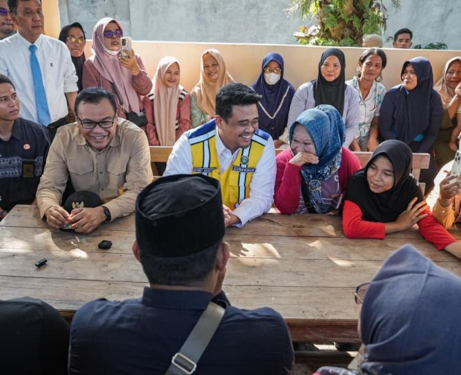 Bupati Deli Serdang, Asri Ludin Tambunan, saat mendampingi Gubernur Sumatera Utara, Bobby Afif Nasution, meninjau kondisi Jalan Perintis Kemerdekaan di Kecamatan Galang, Kamis (25/6/2026).