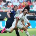Pemain Timnas Spanyol saling berebut bola dengan pemain Uruuay dalam.laga terakhir penyisihan Grup H Piala Dunia. Dalam laga itu Spanyol menang 1-0 dan melaju ke babak 32 besar dengan status juara grup. Sedangkan Uruguay tersingkir dalam kompetisi tersebut. Foto: Reuters