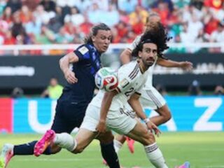 Pemain Timnas Spanyol saling berebut bola dengan pemain Uruuay dalam.laga terakhir penyisihan Grup H Piala Dunia. Dalam laga itu Spanyol menang 1-0 dan melaju ke babak 32 besar dengan status juara grup. Sedangkan Uruguay tersingkir dalam kompetisi tersebut. Foto: Reuters