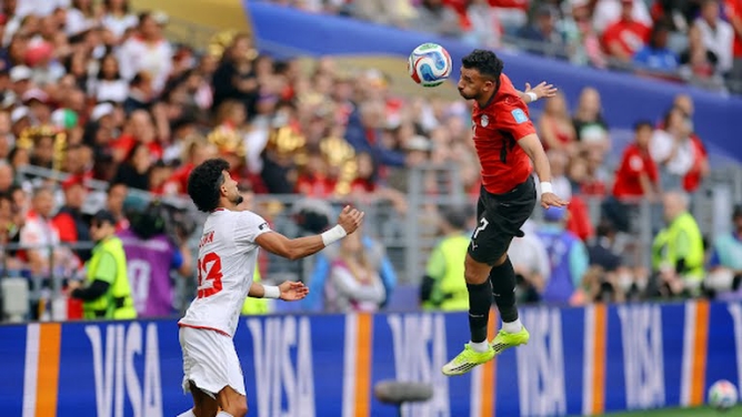 Pemain Mesir berusaha menjangkau bola dengan kepalanya dalam laga terakhir penyisihan Grup G Piala Dunia yang berlangsung di Stadion Seatlle, Sabtu (27/6/2026). Dalam laga itu Mesir bermain imbang melawan Iran 1-1. Foto; Reuters