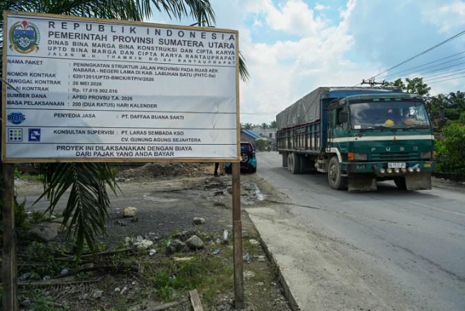 Ruas jalan yang selama puluhan tahun dikeluhkan warga di Kabupaten Labuhanbatu akhirnya mulai diperbaiki.