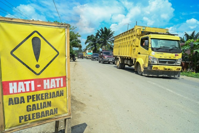 Perbaikan ruas jalan Aek Nabara–Negeri Lama hingga Tanjung Sarang Elang membawa harapan baru bagi masyarakat di tiga kecamatan di Kabupaten Labuhanbatu.