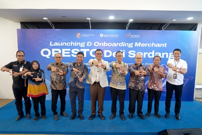 Bupati Deli Serdang Asri Ludin Tambunan bersama Direktur TI dan Operasional PT Bank Sumut (Perseroda) Sandhy Sofian beserta Kepala KPW Bank Indonesia Sumatera Utara Ameriza Moesa, Kepala OJK Sumut Triyoga Laksito, dan perwakilan LPS I Wilayah Sumatera melakukan peluncuran sekaligus melakukan uji coba penggunaan QResto, Jumat (26/6/2026) Foto: IST