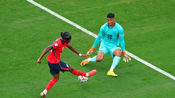 Pemain Timnas Inggris melepaskan tembakan ke arah gawang Panama dalam laga terakhir penyisihan Grup L Piala Dunia. Dibabak 32 besar Inggris bertemu RD Kongo. Foto: Reuters
