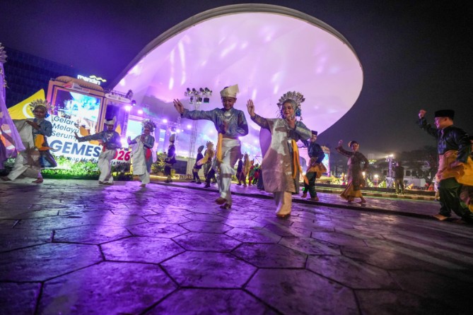 Wali Kota Medan Rico Tri Putra Bayu Waas resmi membuka Gelar Melayu Serumpun (Gemes) IX Tahun 2026 di Lapangan Merdeka Medan, Sabtu (27/6/2026) malam.