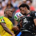 Pemain Afrika Selatan saling berebut bola dengan pemain Kanada di babak 32 besar Piala Dunia. Dalam laga itu Kanada menang 1-0 dan melaju ke babak 16 besar. Foto: Reuters