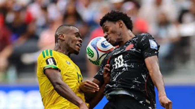 Pemain Afrika Selatan saling berebut bola dengan pemain Kanada di babak 32 besar Piala Dunia. Dalam laga itu Kanada menang 1-0 dan melaju ke babak 16 besar. Foto: Reuters