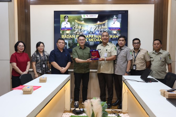 Badan Pendapatan Daerah (Bapenda) Kota Medan menerima kunjungan studi komparasi dari Bapenda Kota Manado terkait implementasi aplikasi QRESTO (Quick Response Electronic Splitting System for Tax Optimization), Senin (29/6/2026).