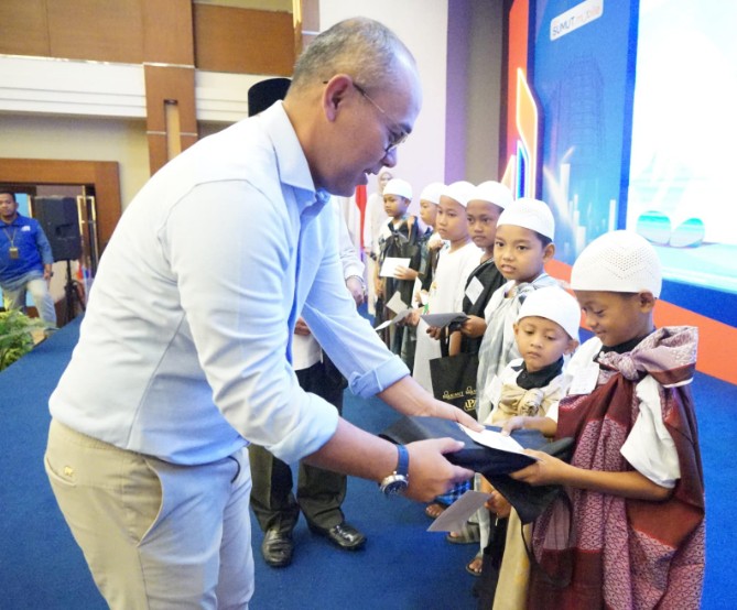 PT Bank Sumut kembali menyalurkan dana zakat pegawai melalui program sosial khitan massal yang diikuti 100 anak. Kegiatan berlangsung di Ballroom Kantor Pusat Bank Sumut, Jalan Imam Bonjol Medan, Minggu (29/6/2026).