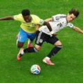 Pemain Jepang dan Brasil saling berebut bola dalam laga babak 32 besar yang berlangsung di Stadion Houston, Selasa (30/6/2026). Dalam laga itu Brasil menang 2-1 dan melaju ke babak selanjutnya. Foto: google