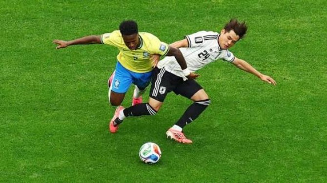 Pemain Jepang dan Brasil saling berebut bola dalam laga babak 32 besar yang berlangsung di Stadion Houston, Selasa (30/6/2026). Dalam laga itu Brasil menang 2-1 dan melaju ke babak selanjutnya. Foto: google