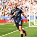 Pemain Paraguay J Enciso melakukan selebrasi usai mencetak gol ke gawang Jerman. Paraguay melaju ke babak selanjutnya setelah menang adu pinalti. Foto; Reuters