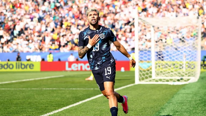 Pemain Paraguay J Enciso melakukan selebrasi usai mencetak gol ke gawang Jerman. Paraguay melaju ke babak selanjutnya setelah menang adu pinalti. Foto; Reuters