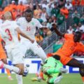 Pemain Belanda dan Maroko saling berebut bola dalam laga babak 32 besar Piala Dunia di Stadion Monterey, Guadalupe, Selasa (30/6/2026). Dalam laga itu Maroko menang 3-2 lewat drama adu penalti. Foto: Reuters