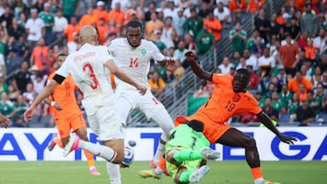 Pemain Belanda dan Maroko saling berebut bola dalam laga babak 32 besar Piala Dunia di Stadion Monterey, Guadalupe, Selasa (30/6/2026). Dalam laga itu Maroko menang 3-2 lewat drama adu penalti. Foto: Reuters