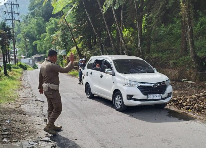 Pemerintah Provinsi Sumatera Utara melalui Satuan Polisi Pamong Praja (Satpol PP) Sumut mengambil alih pengamanan kawasan wisata pemandian air panas Semangat Gunung dan Daulu atau yang lebih dikenal sebagai Sidebuk Debuk, Kabupaten Karo.
