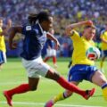 Pemain Prancis berusaha melewati pemain Swedia dalam laga babak 32 besar. Prancis menang 3-0 dalam laga tersebut dan melaju ke babak 16 besar. Foto: Reuters