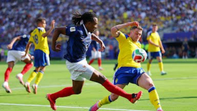 Pemain Prancis berusaha melewati pemain Swedia dalam laga babak 32 besar. Prancis menang 3-0 dalam laga tersebut dan melaju ke babak 16 besar. Foto: Reuters