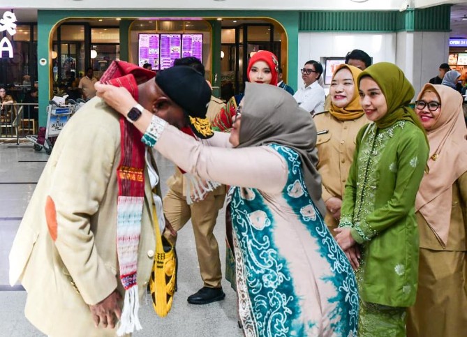 Pemerintah Kabupaten Deli Serdang mulai menyambut kedatangan para bupati dan rombongan dari berbagai daerah di Indonesia yang tiba melalui Bandara Internasional Kualanamu, Kecamatan Beringin, Selasa (30/6/2026)