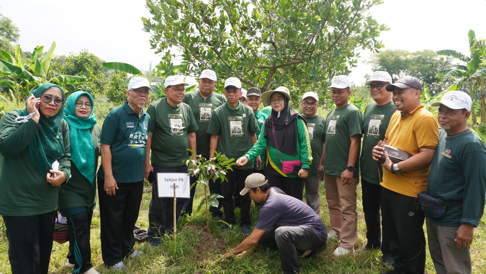 Ketua PW ISMI Sumut Prof Nispul Khoir bersama pengurus dan masyarakat berfoto bersama dalam Peringatan Hari Lingkungan Hidup Sedunia dan Penanaman 1.000 Pohon di Hutan Kota Medan Johor, Sabtu (6/6/2026).(HO/kaldera)