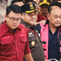 Mantan Kepala BGN Dadan (kanan) saat diboyong petugas Kejagung dengan rompi tahanan.(ist)