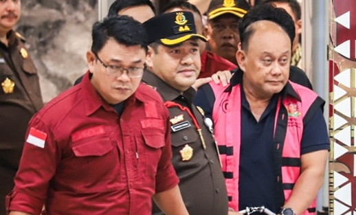 Mantan Kepala BGN Dadan (kanan) saat diboyong petugas Kejagung dengan rompi tahanan.(ist)