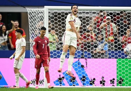 Mikel Merino merayakan golnya ke gawang Portugal. Spanyol melaju ke 8 besar dan akan berhadapan dengan Belgia.(HO/via Reuters)