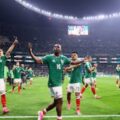 Pemain Meksiko bersuka cita usai menang 2-0 atas Ekuador di babak 32 besar. Foto: Reuters