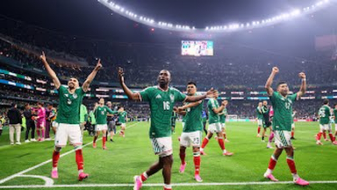 Pemain Meksiko bersuka cita usai menang 2-0 atas Ekuador di babak 32 besar. Foto: Reuters