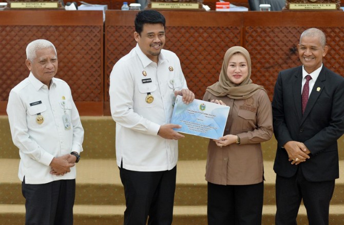 Gubernur Sumatera Utara Muhammad Bobby Afif Nasution menyampaikan Rancangan Peraturan Daerah (Ranperda) tentang Pertanggungjawaban Pelaksanaan APBD Tahun Anggaran 2025 dalam Rapat Paripurna DPRD Sumut, Rabu (1/7/2026).