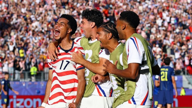 Pemain Timnas Amerika Serikat bersuka cita usai memastikan lolok ke babak 16 besar Piala Dunia 2026. Foto: reuters