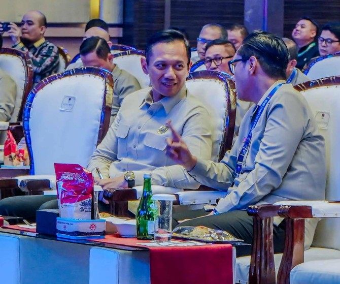 Menteri Koordinator Bidang Infrastruktur dan Pembangunan Kewilayahan Agus Harimurti Yudhoyono (AHY) resmi menutup Rapat Kerja Nasional (Rakernas) XVIII Asosiasi Pemerintah Kota Seluruh Indonesia (APEKSI) 2026 di Grand City Hall Medan, Kamis (2/7/2026).
