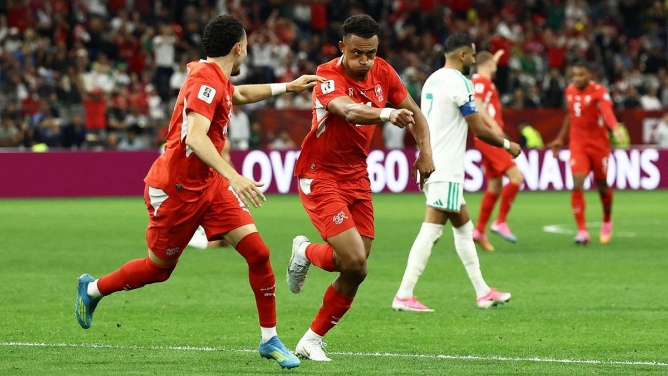 Timnas Swiss melangkah ke babak 16 besar Piala Dunia 2026 setelah menundukkan Aljazair dengan skor meyakinkan 2-0 pada laga babak 32 besar yang berlangsung di BC Place Stadium, Vancouver, Jumat (3/7/2026).