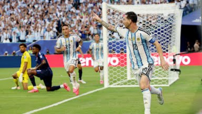 Kapten Timnas Argentina, Lionel Messi melakukan selebrasi usai mencetak gol pembuka kemenangan timnya saat menghadapi Tanjung Verde di Stadion Miami, Sabtu (4/7/2026). Argentina menang 3-2. Foto: Reuters