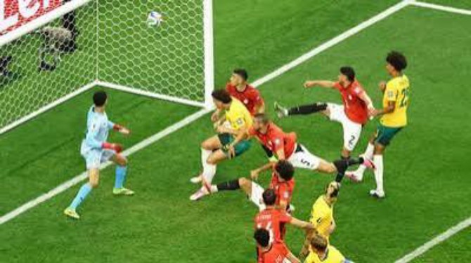 Pemain Mesir E Ashour mencetak gol bagi timnya saat menghadapi Australia di babak 32 besar. Mesir melaju ke babak 16 besar setelah menang adu penalti. Foto: google