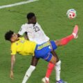 Pemain Kolombia dan Ghana saling berebut bola dalam babak 32 besar yang berlangsung di Kansas City. Dalam laga tersebut Kolombia menang 1-0. Foto; Reuters