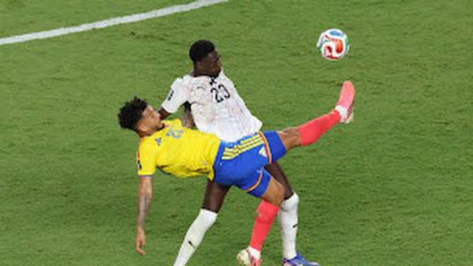 Pemain Kolombia dan Ghana saling berebut bola dalam babak 32 besar yang berlangsung di Kansas City. Dalam laga tersebut Kolombia menang 1-0. Foto; Reuters