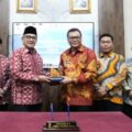 Pemerintah Kabupaten Deli Serdang dan Pemerintah Kota Bandung resmi menandatangani nota kesepahaman (MoU) untuk memperkuat kerja sama di bidang transformasi digital, komunikasi publik, serta pengembangan kawasan strategis, Jumat (3/7/2026).