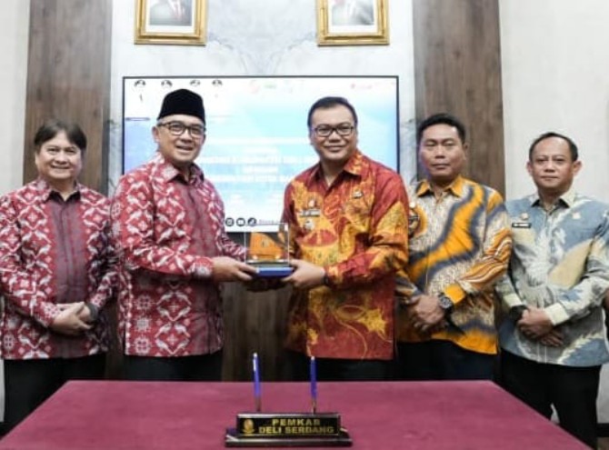 Pemerintah Kabupaten Deli Serdang dan Pemerintah Kota Bandung resmi menandatangani nota kesepahaman (MoU) untuk memperkuat kerja sama di bidang transformasi digital, komunikasi publik, serta pengembangan kawasan strategis, Jumat (3/7/2026).